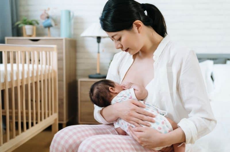 Tips on attaching your baby to your breast