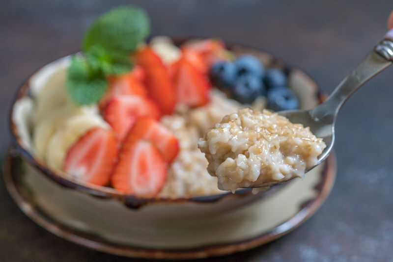 A bowl of prepared steel-cut oats with fruits)