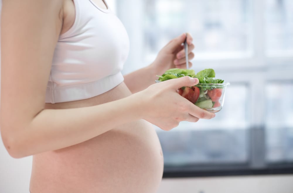 A pregnant woman is eating healthy to prevent risk of FGR