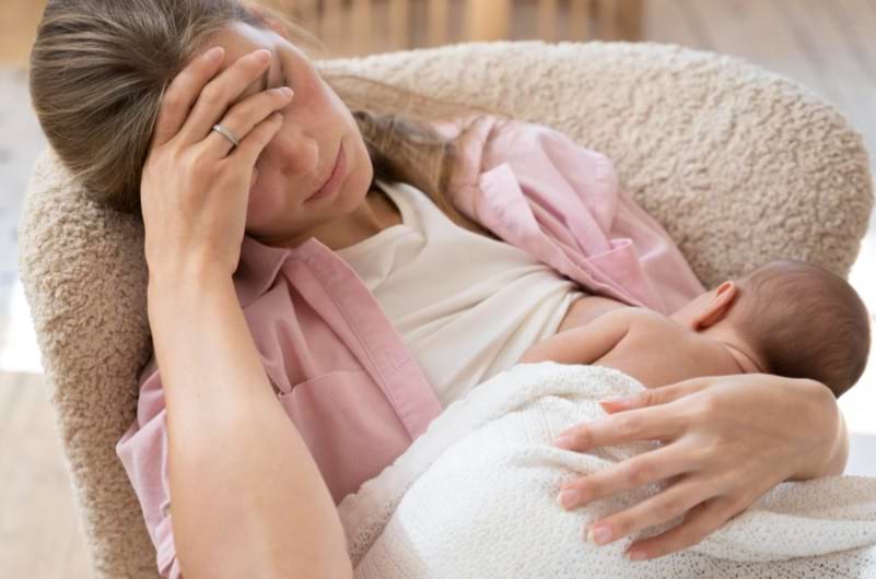 A mother breastfeeding her baby is suffering from postpartum depression and, as a result, losing a lot of weight.